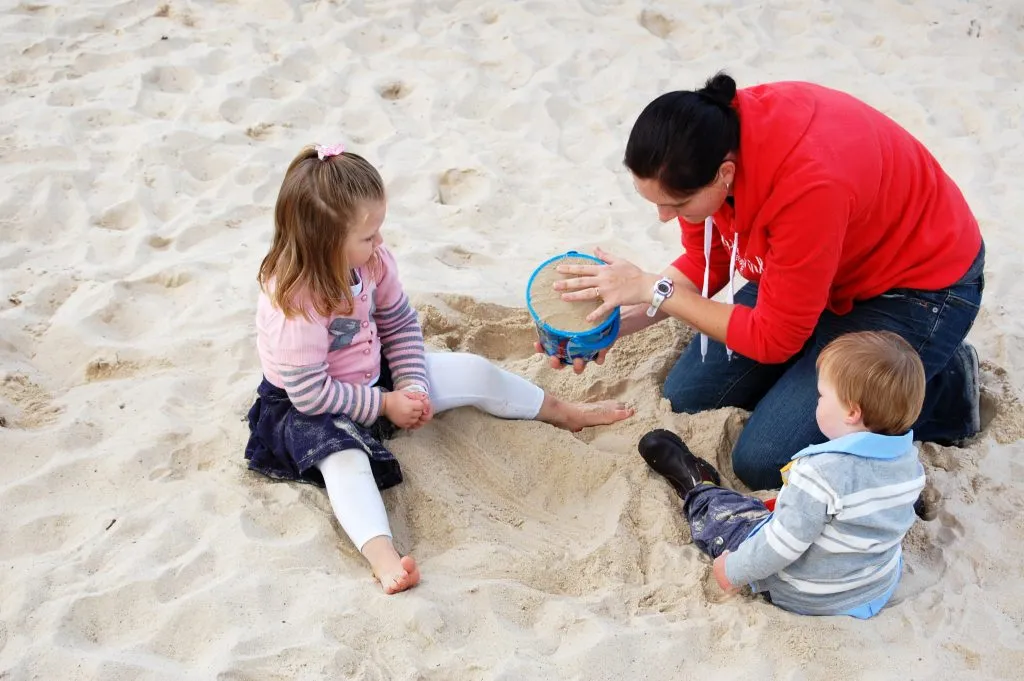 Mum-and-kids-in-sandpit-1024x681.jpg
