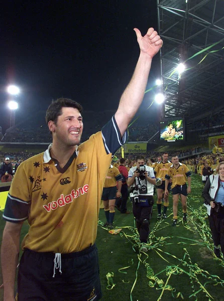 Eales-2001-last-game-Sydney-emotional-after-win_AG.jpg