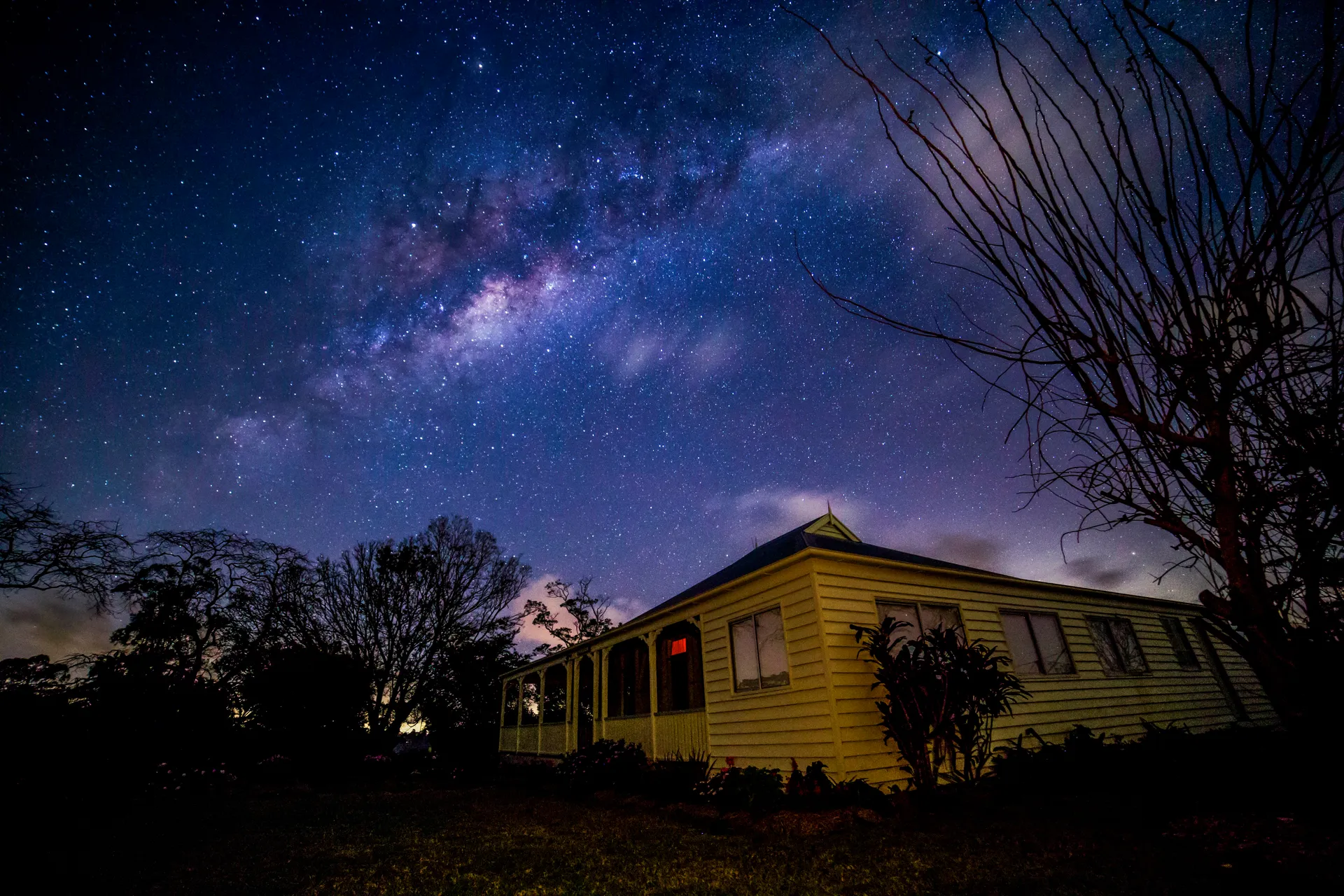 The night sky at the heritage-listed Pattemore House in Maleny. Image credit: Dr Ken Wishaw and Dr Paul Baker, Brisbane Astronomical Society.