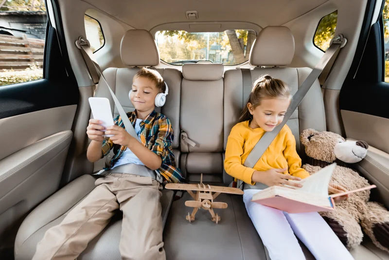 Children reading in the car 