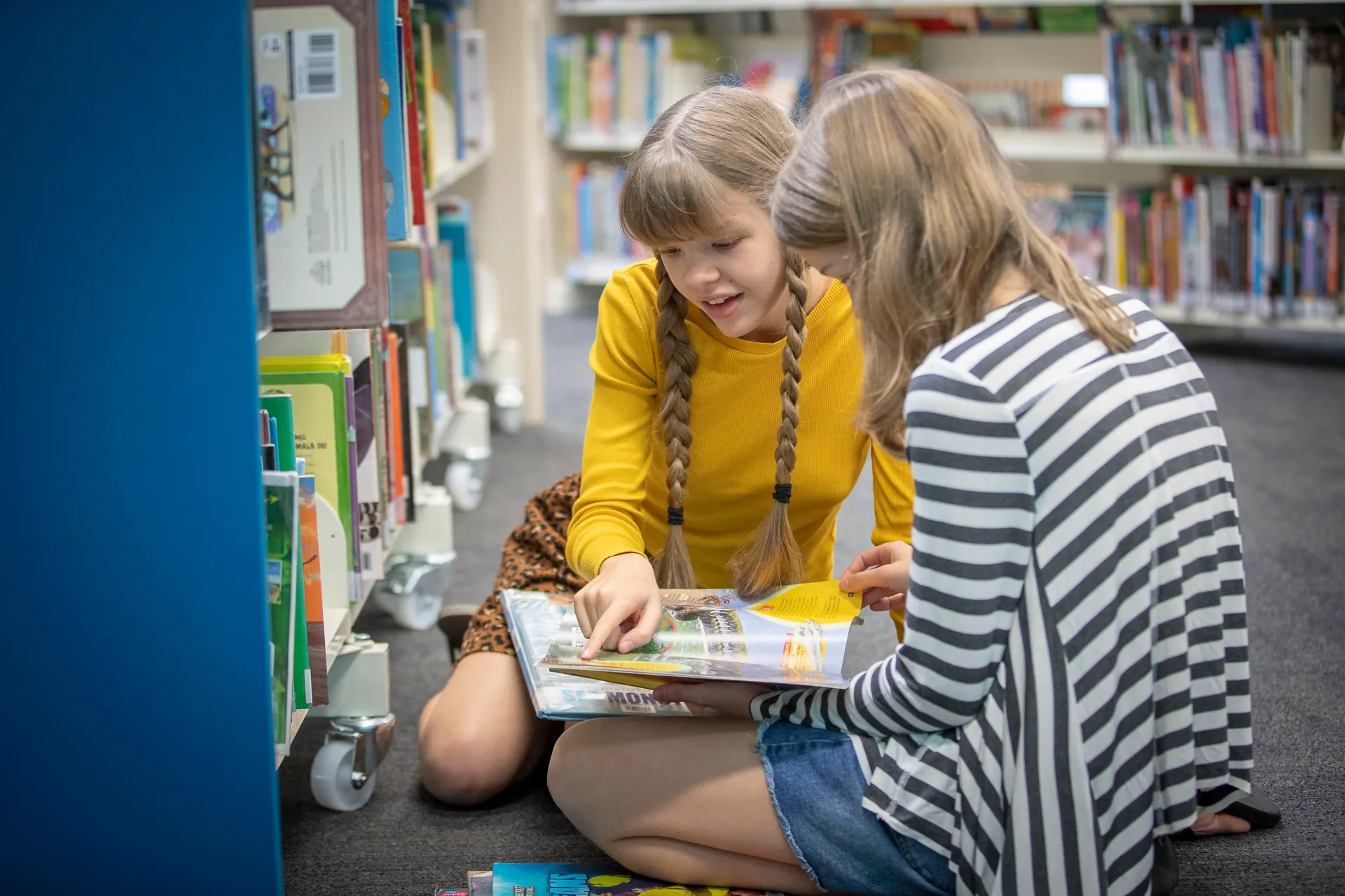 Children browsing libraries
