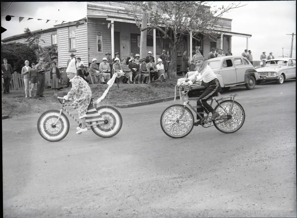 1963-Mapleton-Road-Opening-parade-decorated-bikes-1-1024x753.jpg