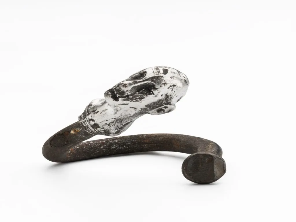 Elizabeth_Shaw_Nail_Head_ring-side-1600-x-1200-1024x768.jpg