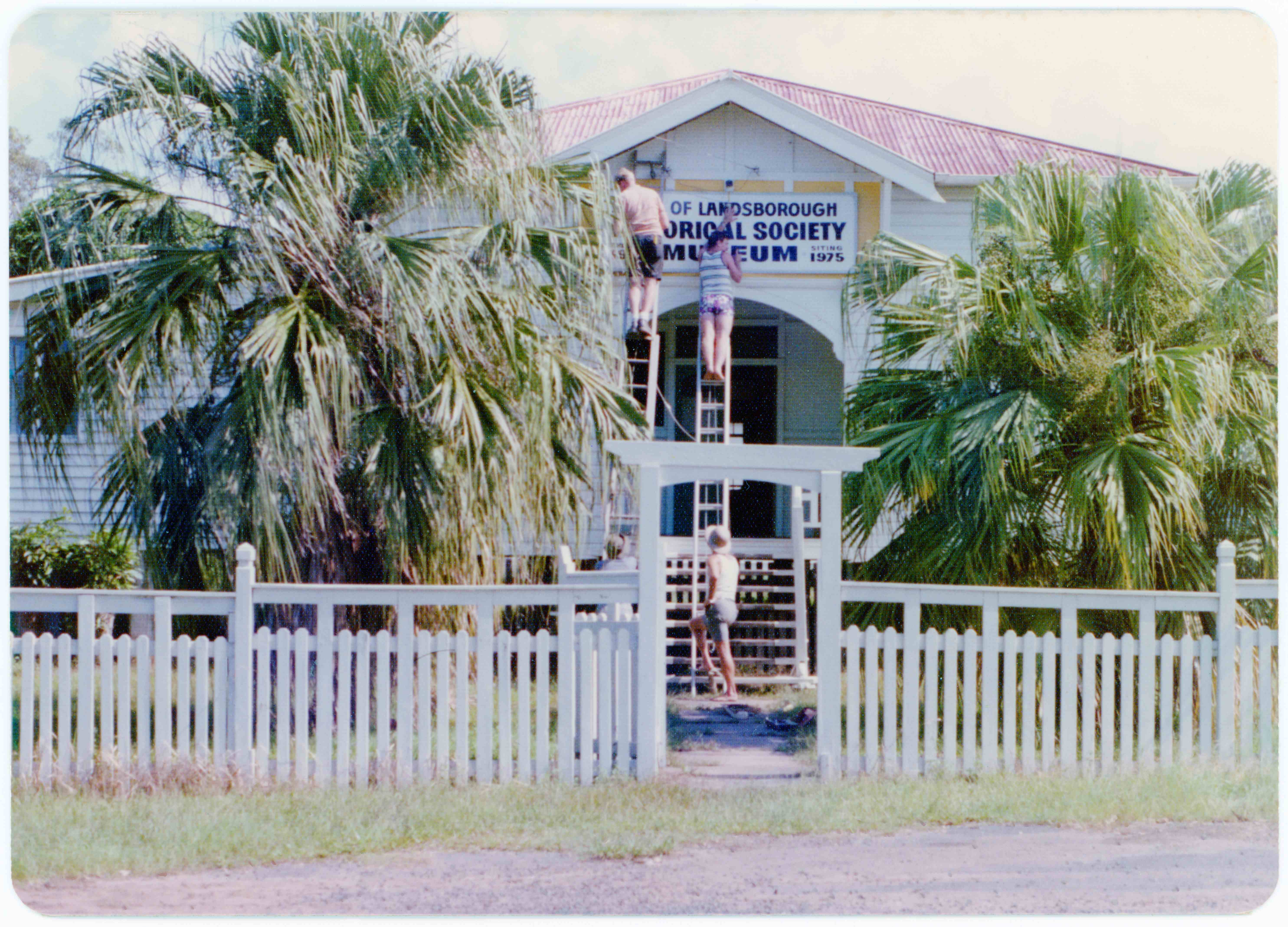 Placing%20sign%20on%20the%20Chambers%2C%2021st%20March%201976%20LR.jpg