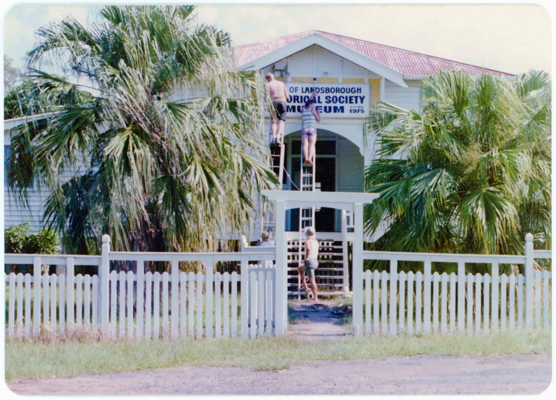Placing%20sign%20on%20the%20Chambers%2C%2021st%20March%201976%20LR.jpg
