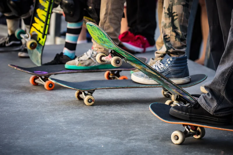 Skate boarders lined up. 