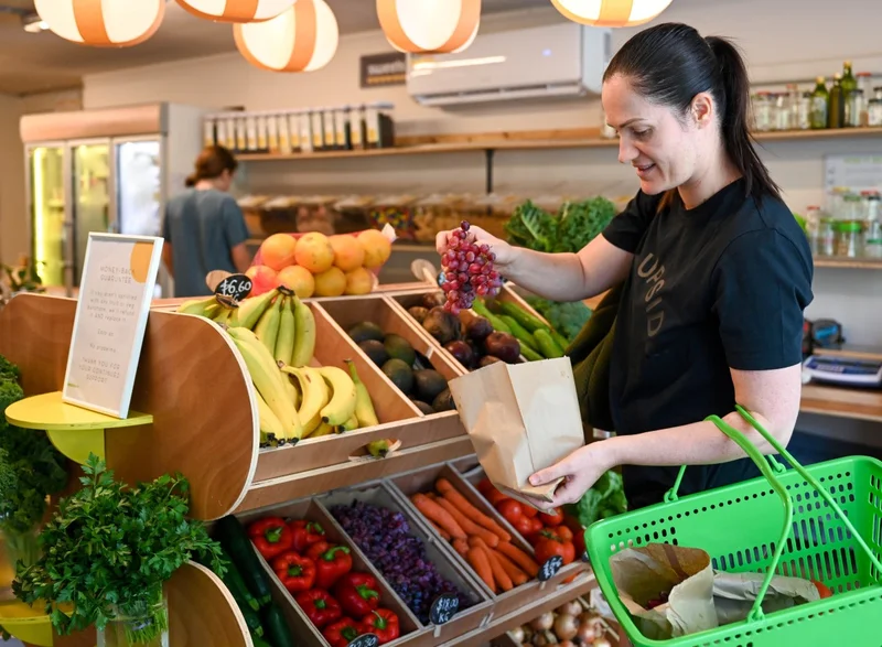 Buying-grapes-in-paper-bag-SM.jpg