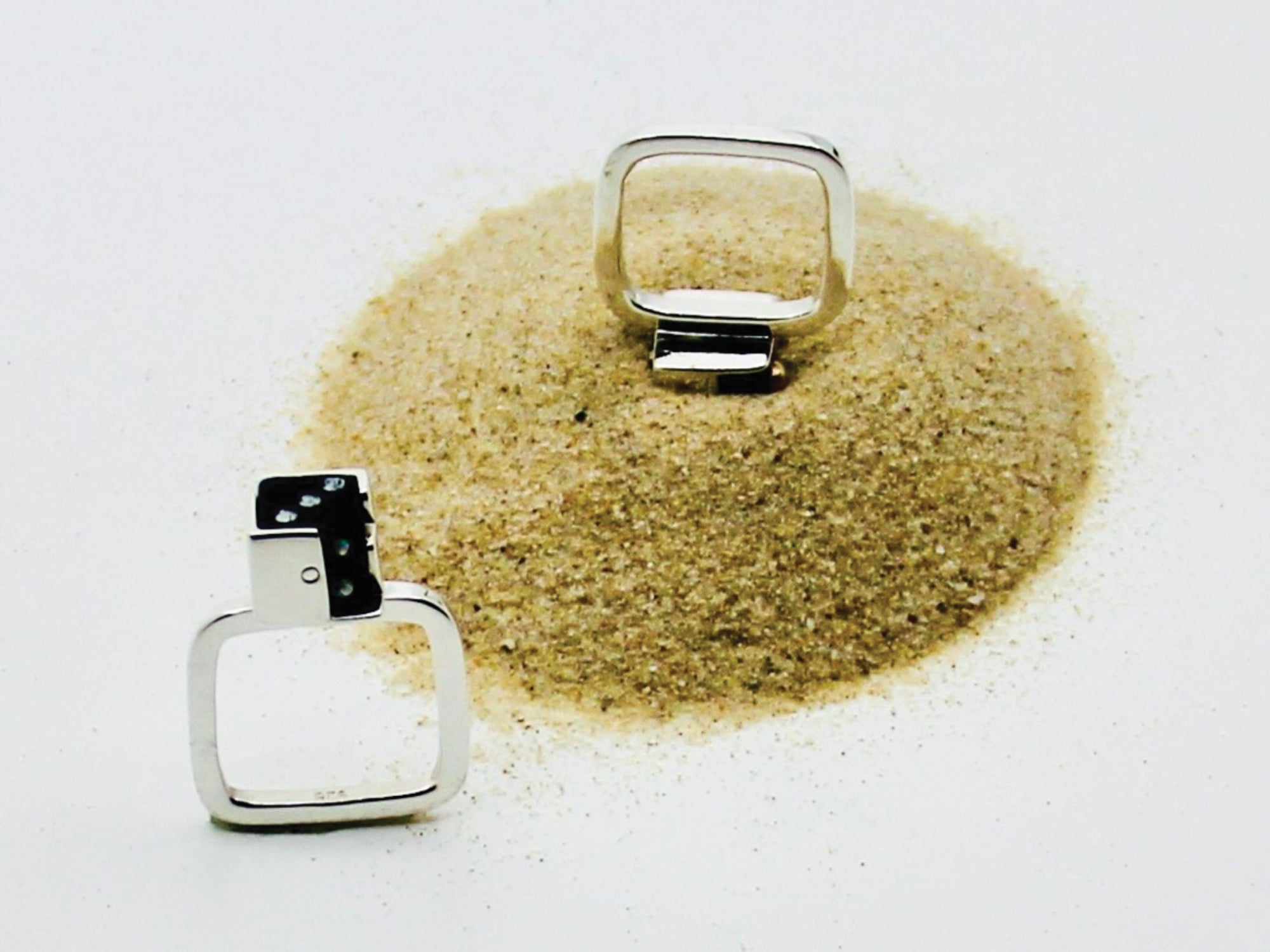 Samantha Mays | Head in the sand | 2025 | sterling silver, 18ct gold, found object (dice), sand from Maroochydore Beach | 12 x 10 x 3cm