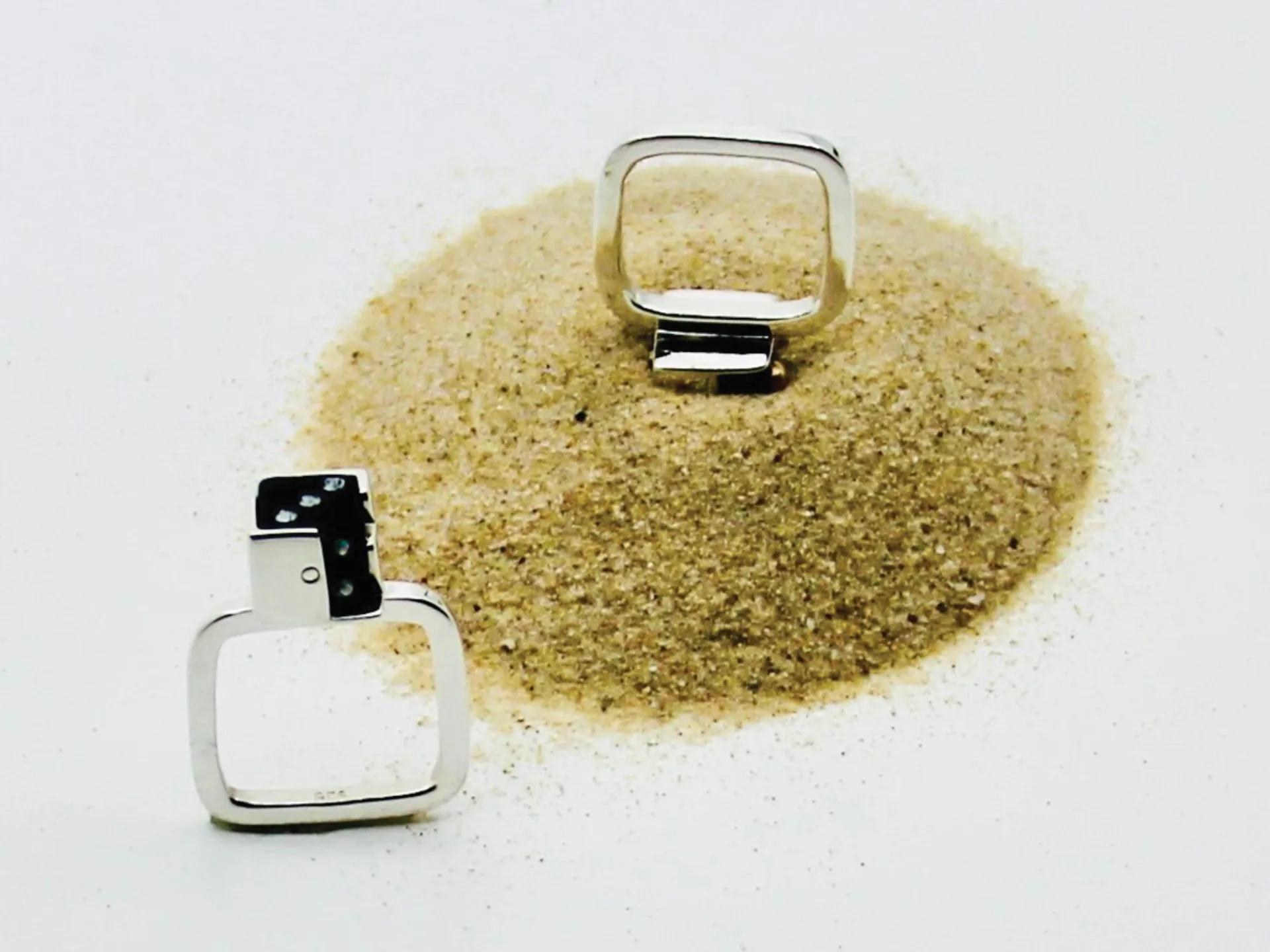 Samantha Mays | Head in the sand | 2025 | sterling silver, 18ct gold, found object (dice), sand from Maroochydore Beach | 12 x 10 x 3cm