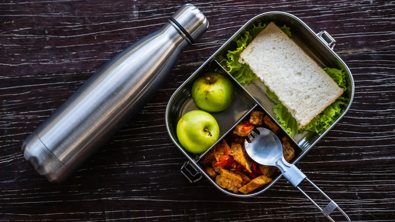 Stainless steel food container or lunch box with healthy vegetarian meal and reusable thermo bottle on wooden background_Eco-friendly kitchen products_Zero waste sustainable plastic free lifestyle