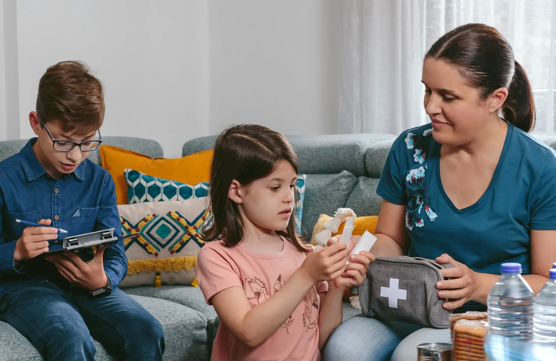 Mother%20and%20children%20prepare%20emergency%20kit.jpeg