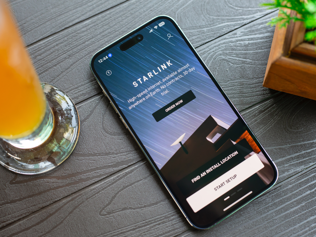 mobile phone showing the starlink login screen