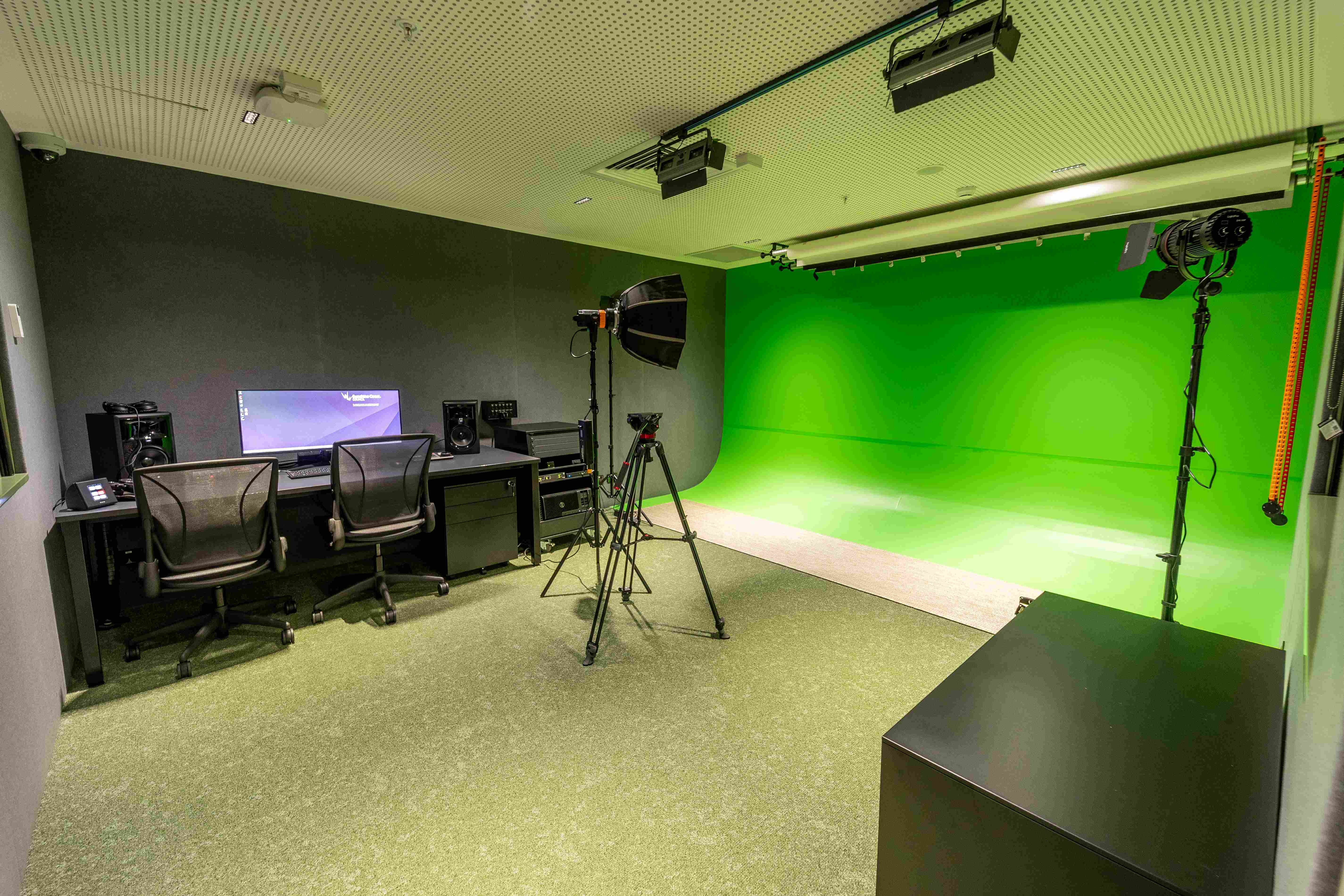 Media%20studio%2C%20Library_%20Caloundra%201.jpg