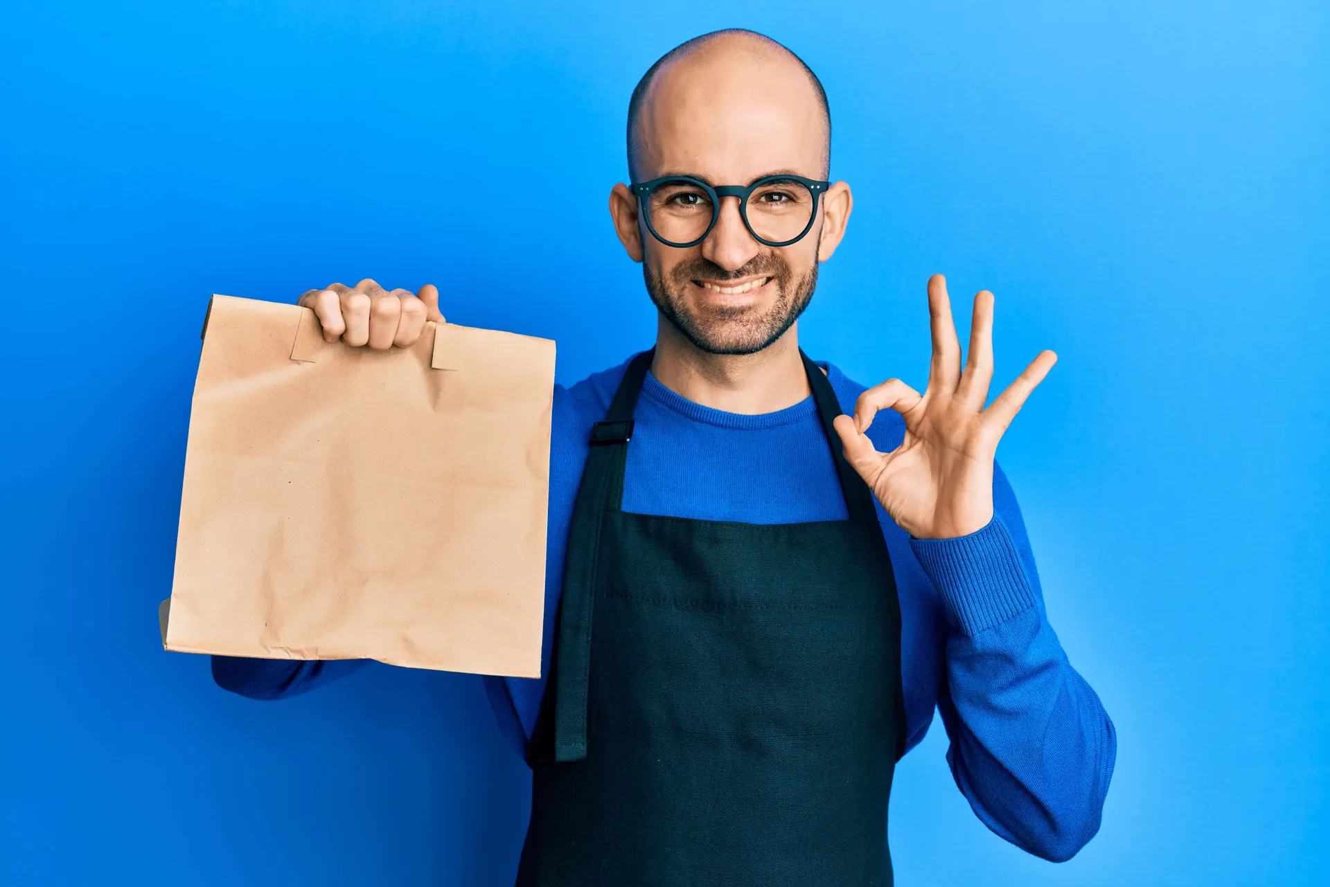 Man holding a doggy bag