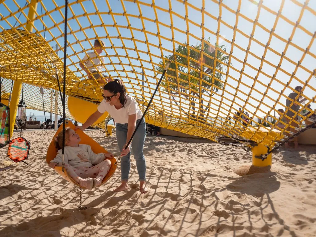 Climbing-net-and-swing-seats-at-Mooloolabas-Northern-Parkland-1024x768.jpeg