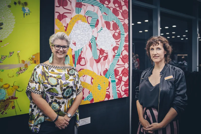 Sunshine-Coast-Art-Prize-2020-judge-Tracy-Cooper-Lavery-and-Major-Prize-winner-Natalya-Hughes-scaled.jpg