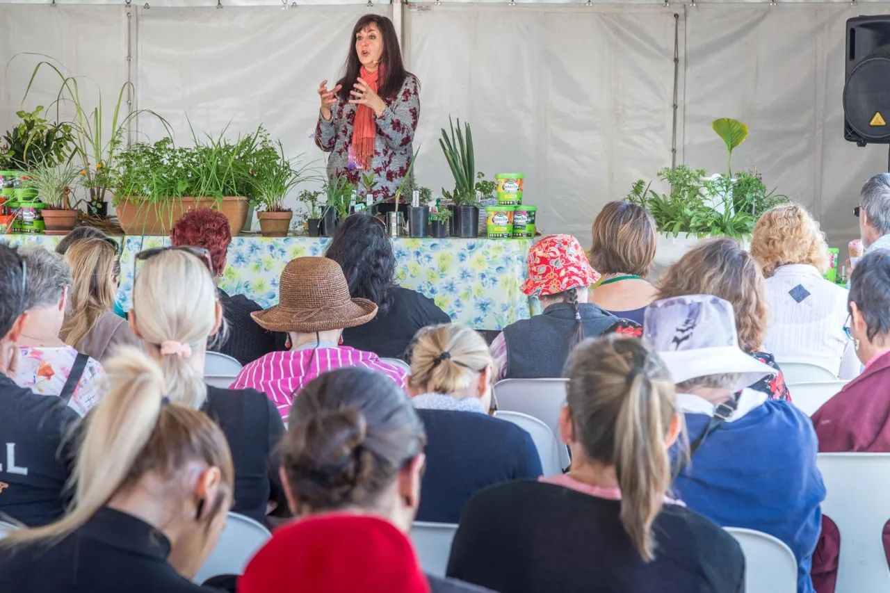 Anne-Gibson-speaking-about-recycling-at-the-2019-Queensland-Garden-Expo.jpg