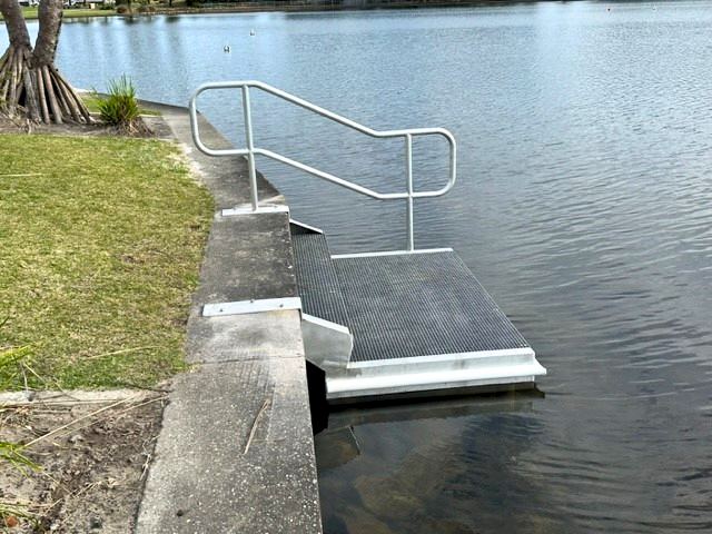 Model-sailing-boat-pontoon-1-Edited.png