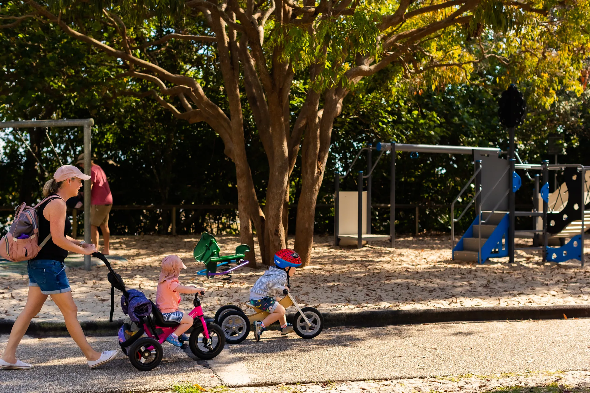 Coastal%20pathway%20young%20family%20walk%20ride%20playground%20CURRIMUNDI%20LAKE%20WEB.jpg
