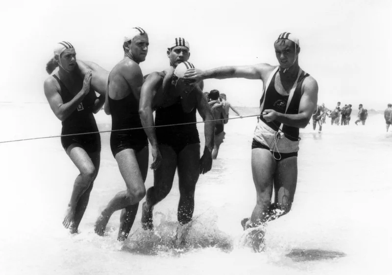 IMAGE-CREDITS-Members-of-the-Alexandra-Headland-Surf-Life-Saving-Club-performing-Rescue-and-Resuscitation-training-on-Alexandra-.jpg