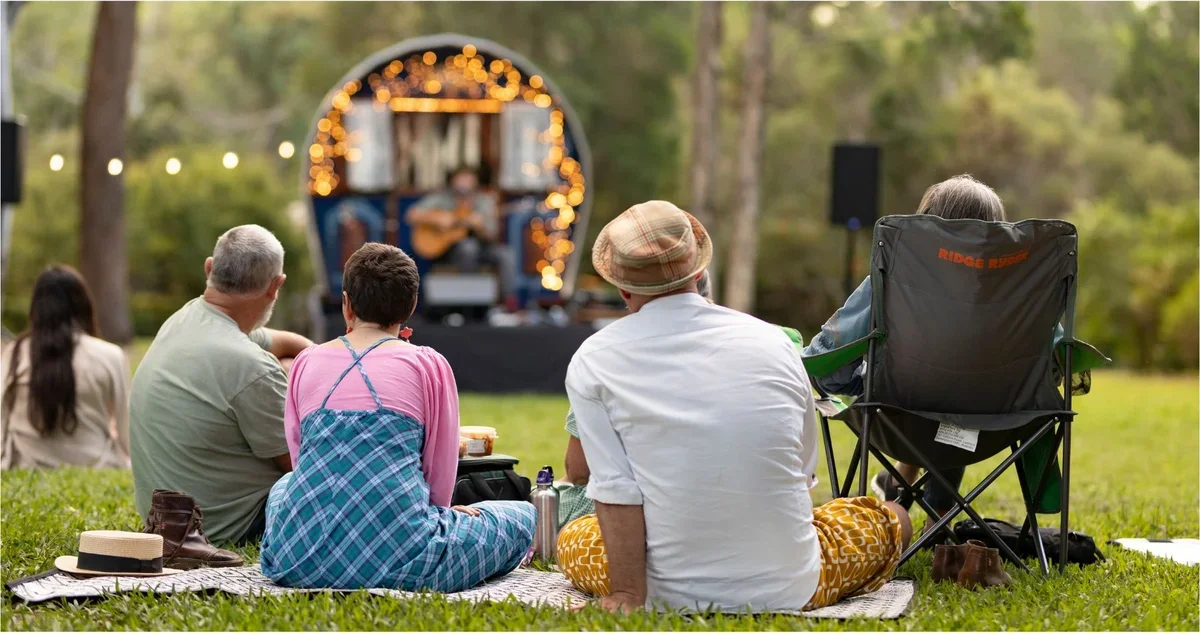 people having a picnic in the botanic gardens