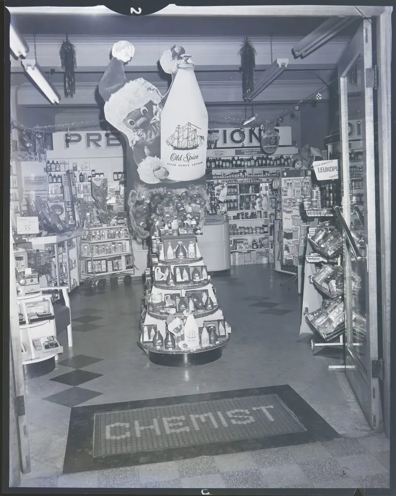 S4909C-1967-N-Edmiston-Chemist-window-display-interior-Old-Spice-816x1024.jpg