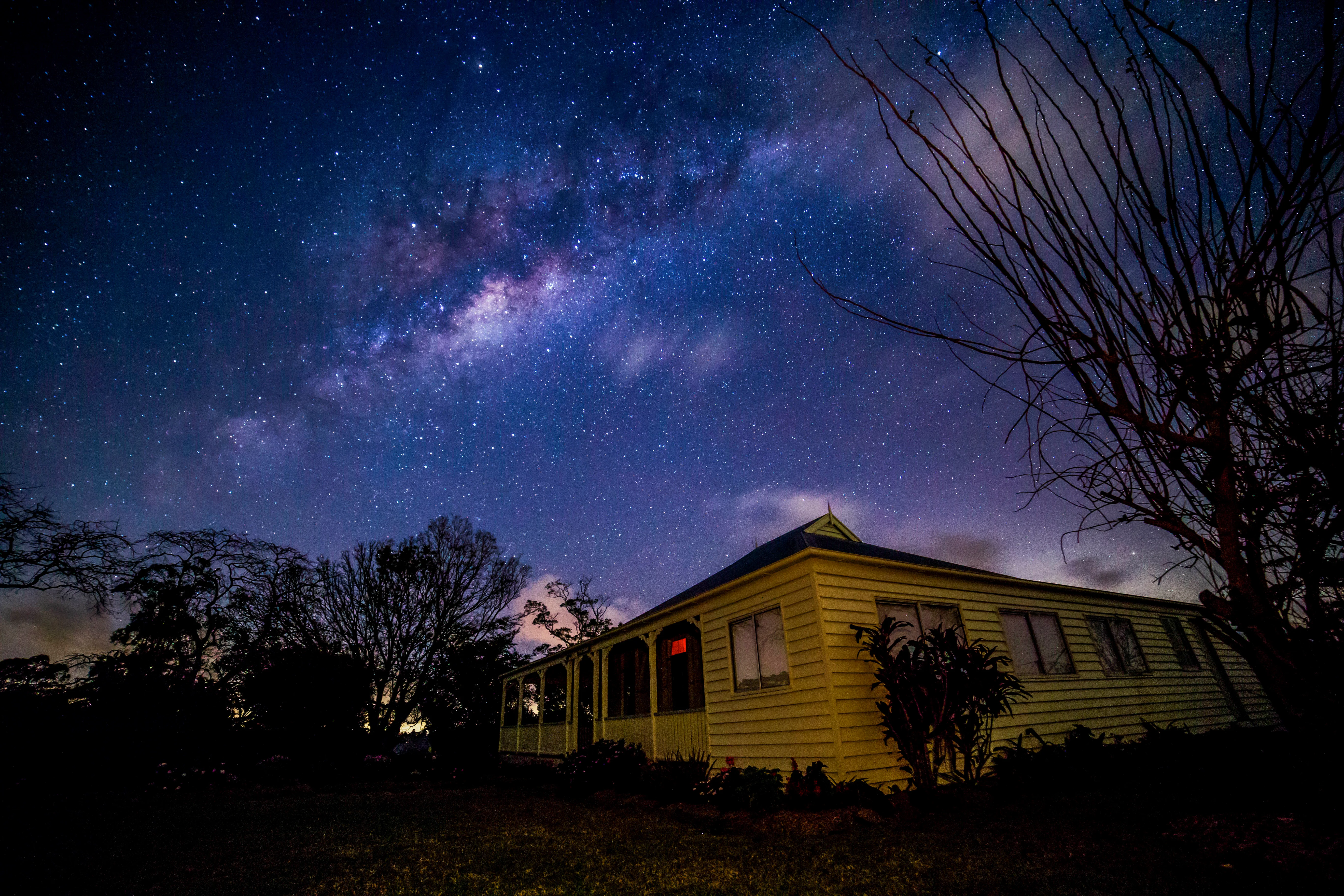 The night sky at the heritage-listed Pattemore House in Maleny. Image credit: Dr Ken Wishaw and Dr Paul Baker, Brisbane Astronomical Society.