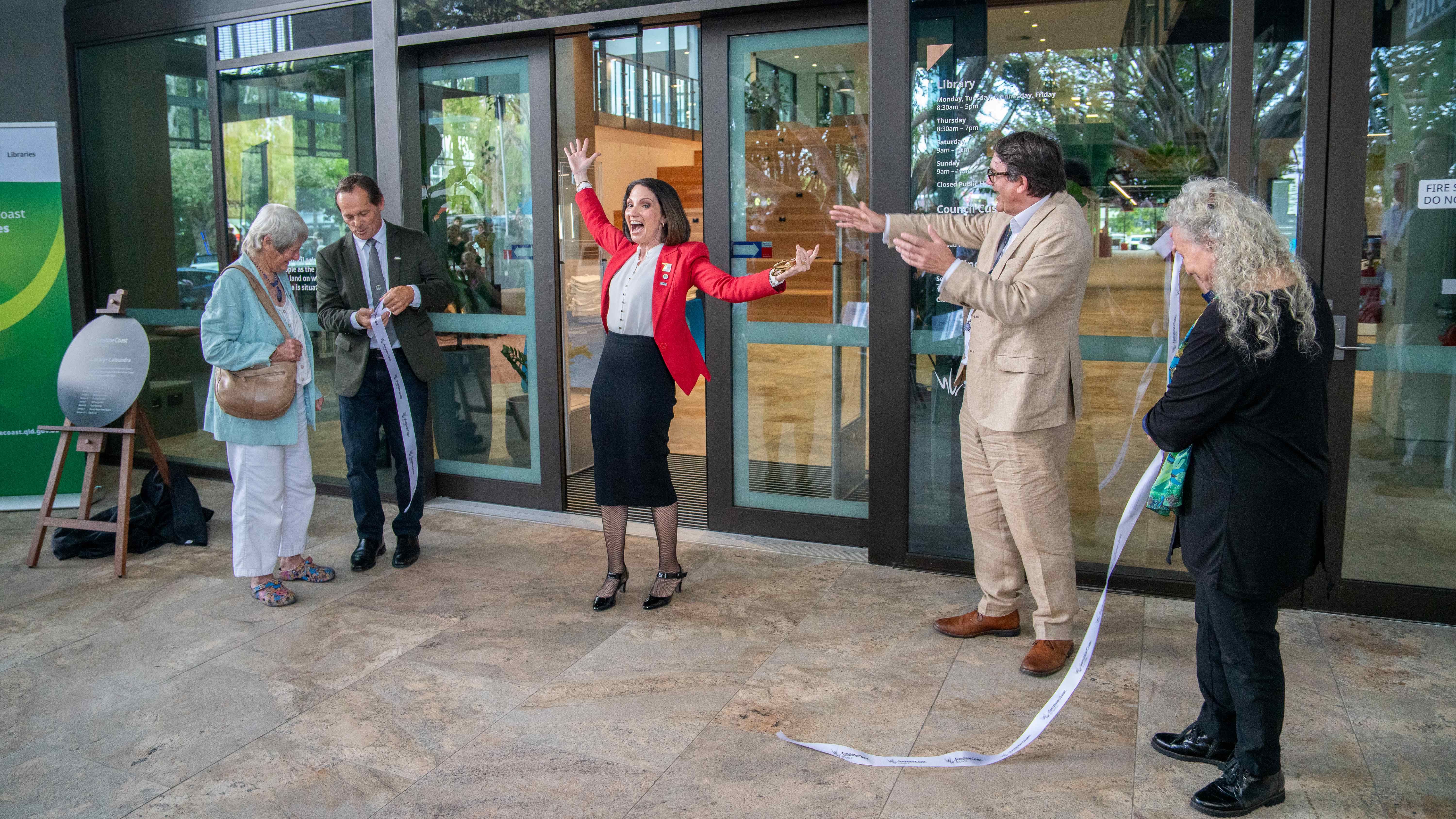 Mayor Rosanna Natoli cuts the ribbon to open the new library.