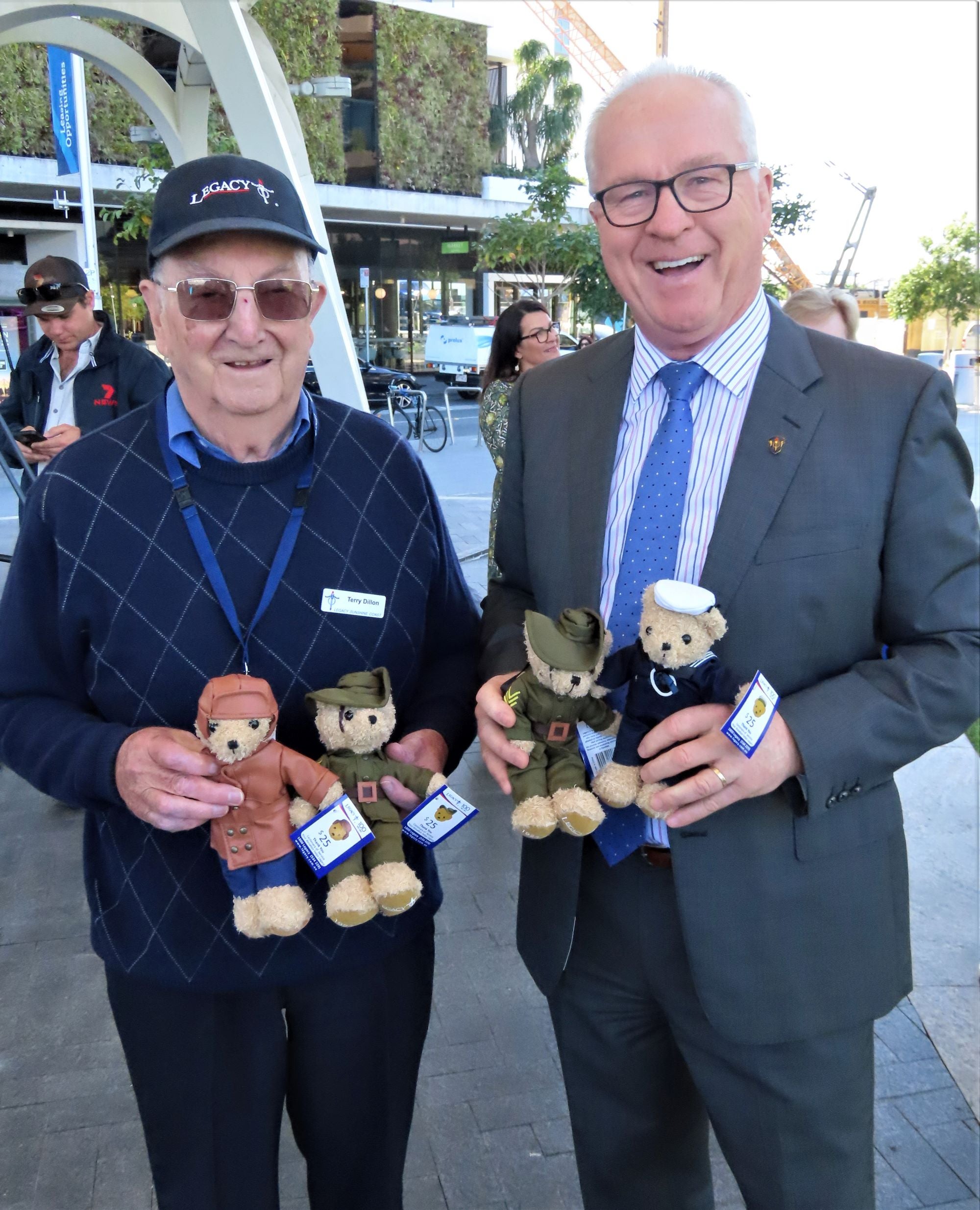 Mayor Mark Jamieson and Sunshine Coast Legacy Vice President Terry Dillon.