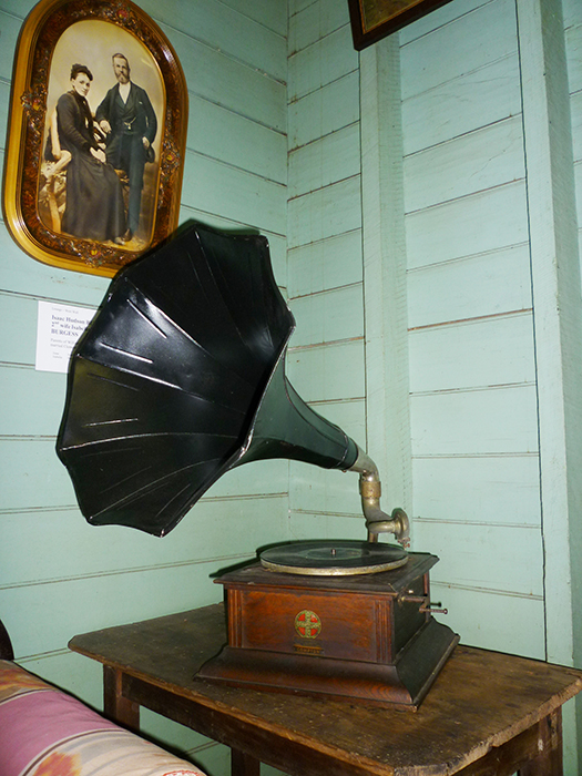Compton Zonophone Gramophone, c1911. Several Zonophone models were named after castles in the United Kingdom beginning with the letter “C”. Compton was a basic model, named after a castle in Devon, and was manufactured between 1909 and 1913. Purchased by William Smith Burgess, this Gramophone was later used by the Ferris family.