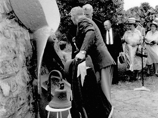 Unveiling of the Propeller Memorial, 24 November 1963. Commissioned by the Queensland Women’s Historical Society, the memorial cairn was unveiled by Premier Frank Nicklin. The bell is visible in the foreground. Courtesy Picture Sunshine Coast.