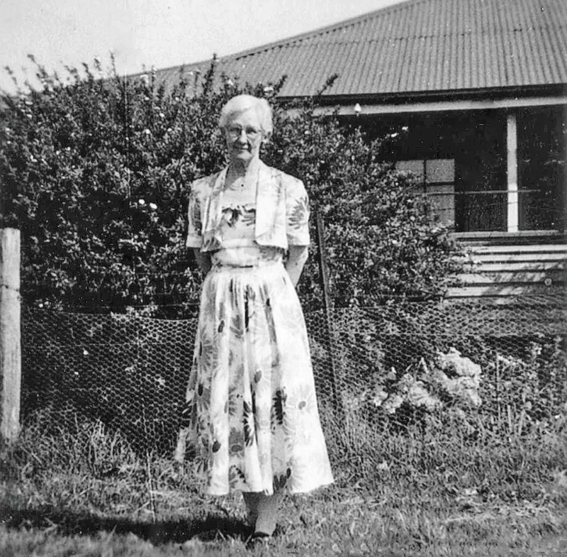 Bessie Thynne in front of Thynne Ct house 1950s Source Peg Thompson.jpg